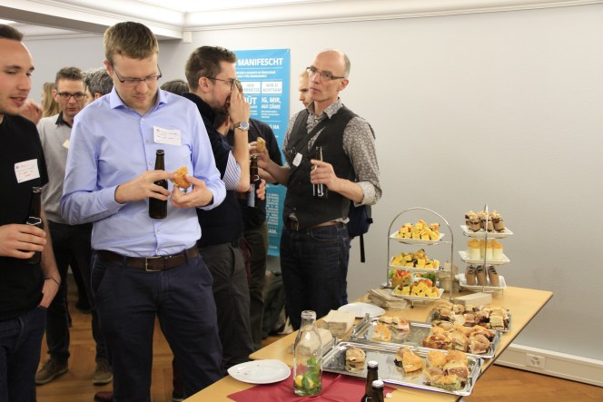 Attendees networking at GeoBeer #26 in Bern, photo 14