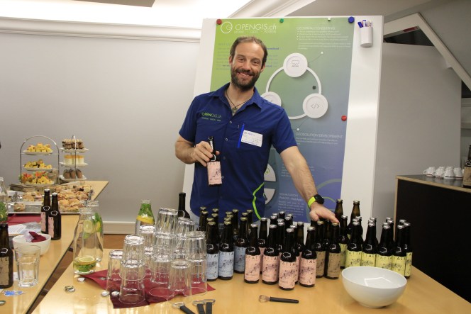 Attendees networking at GeoBeer #26 in Bern, photo 6