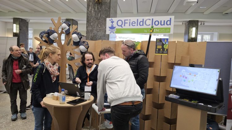 Busy OPENGIS.ch QField booth at FOSSGIS 2025
